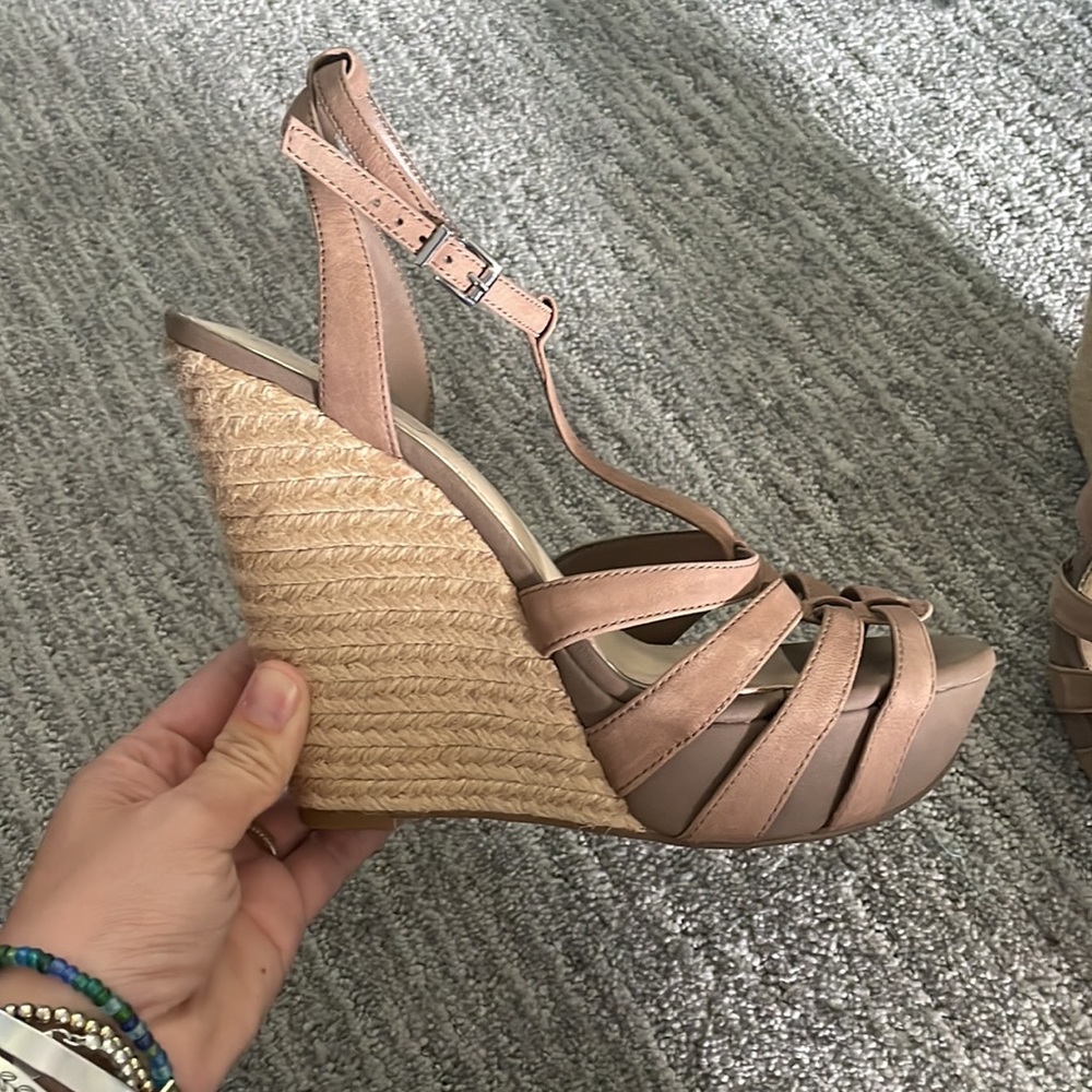 Jessica Simpson Tan wedges